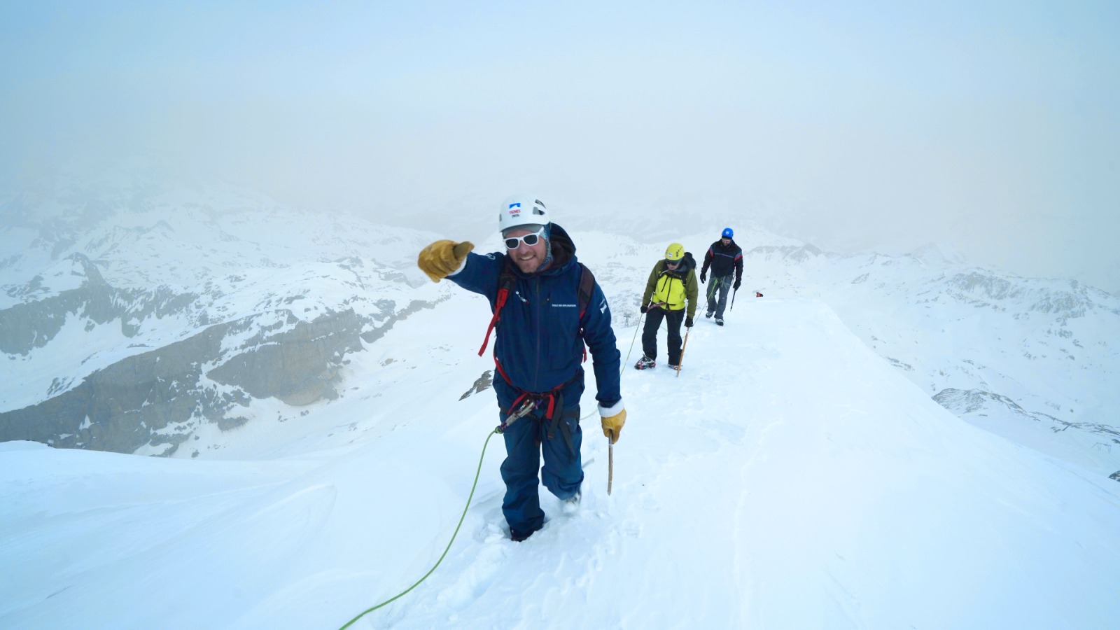Cordée en progression sur une arête enneigée