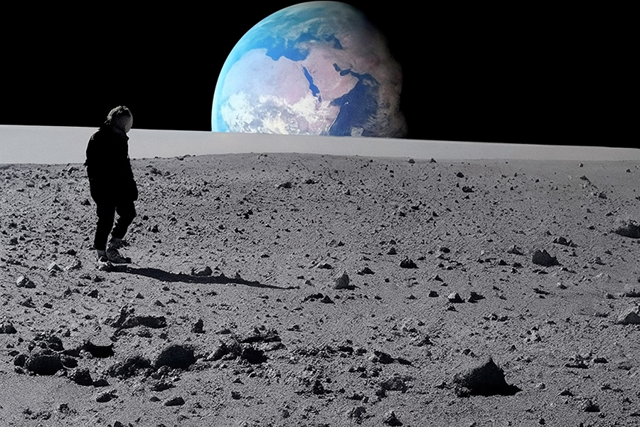 Silhouette sur un sol lunaire, la Terre à l’horizon