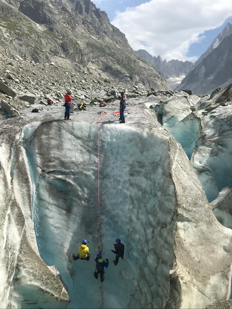 Groupe en progression au fond d’une crevasse