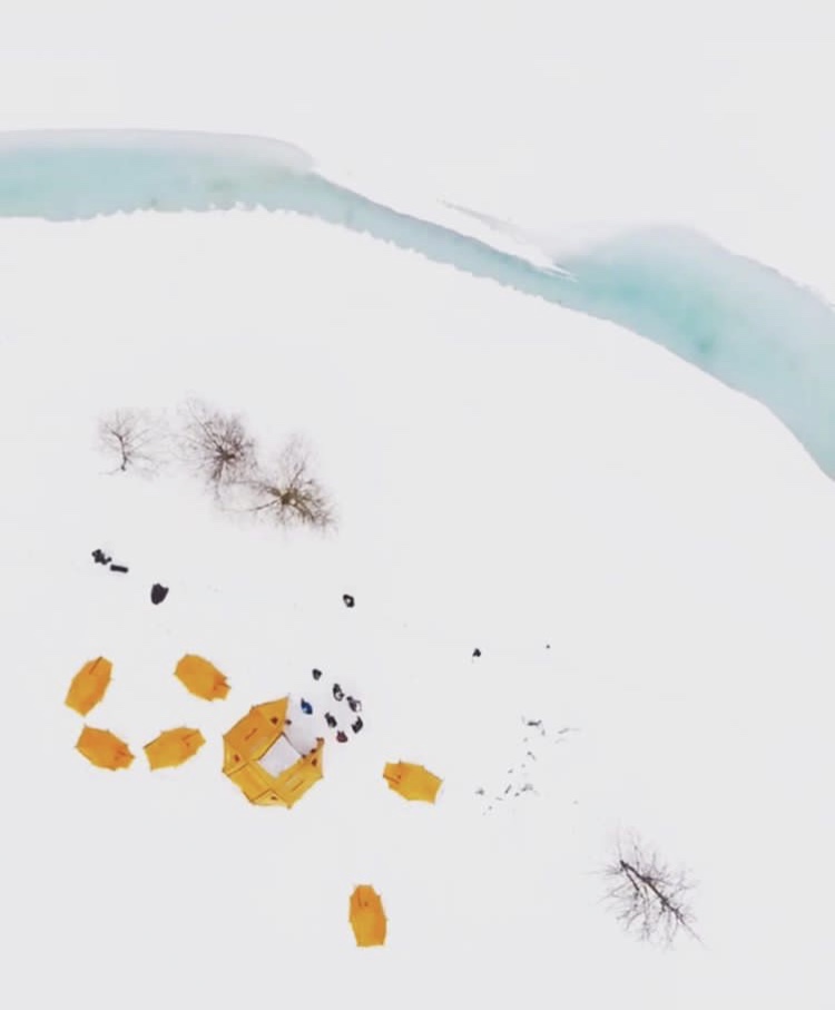Vue aérienne d’un camp de tentes sur la neige