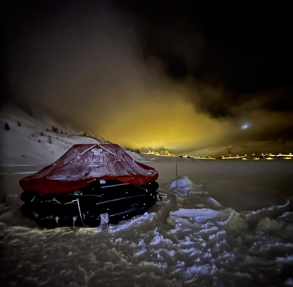 Radeau de survie installé de nuit sur la glace